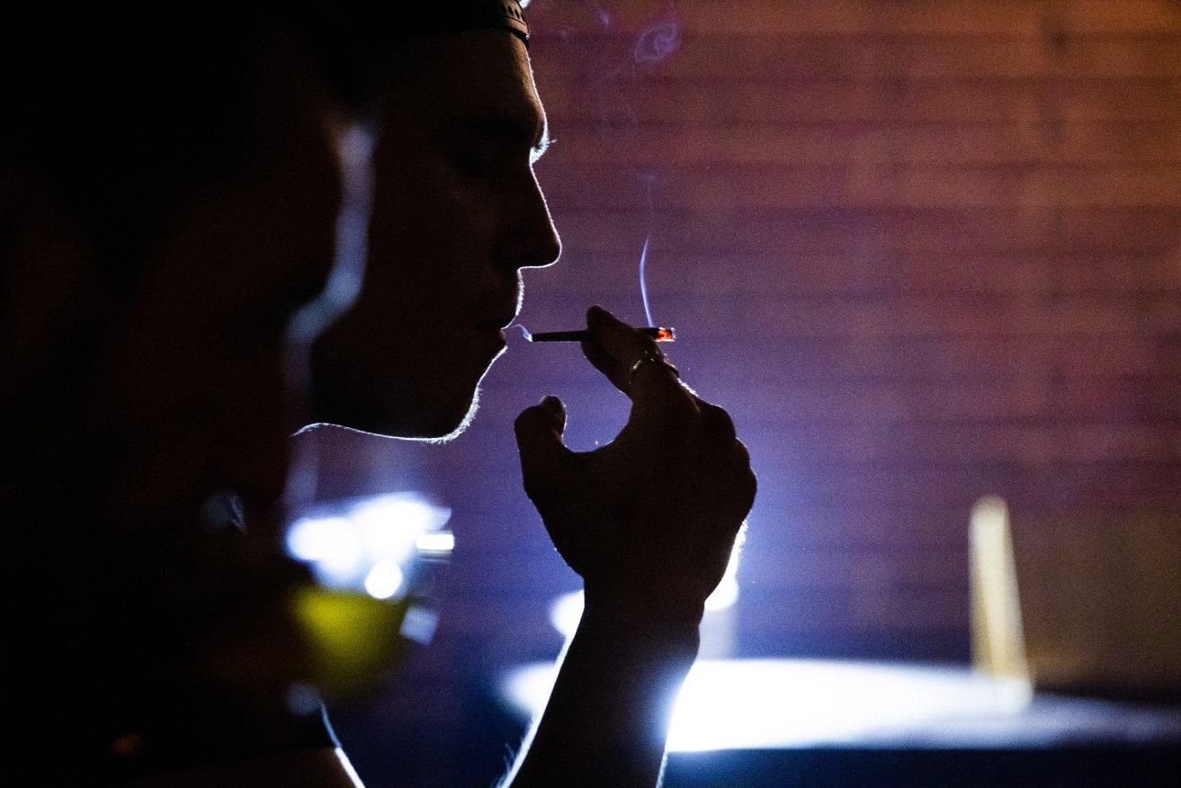 Un consumidor de marihuana en un club cannábico de Barcelona.