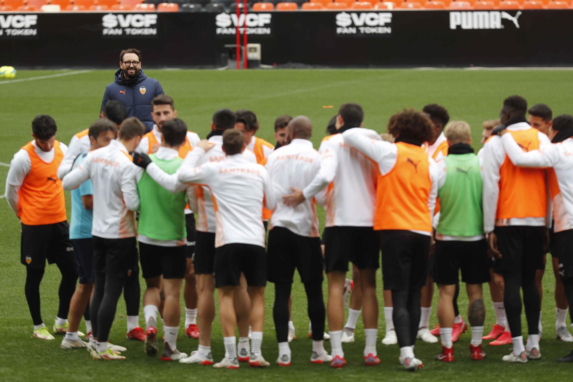 El Valencia se entrena por última vez antes del partido frente al Elche