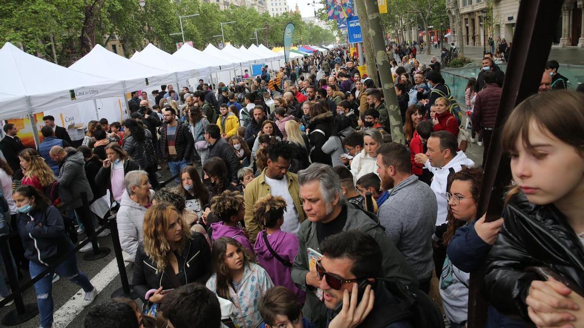 Ambiente de Sant Jordi en Passeig de Gràcia