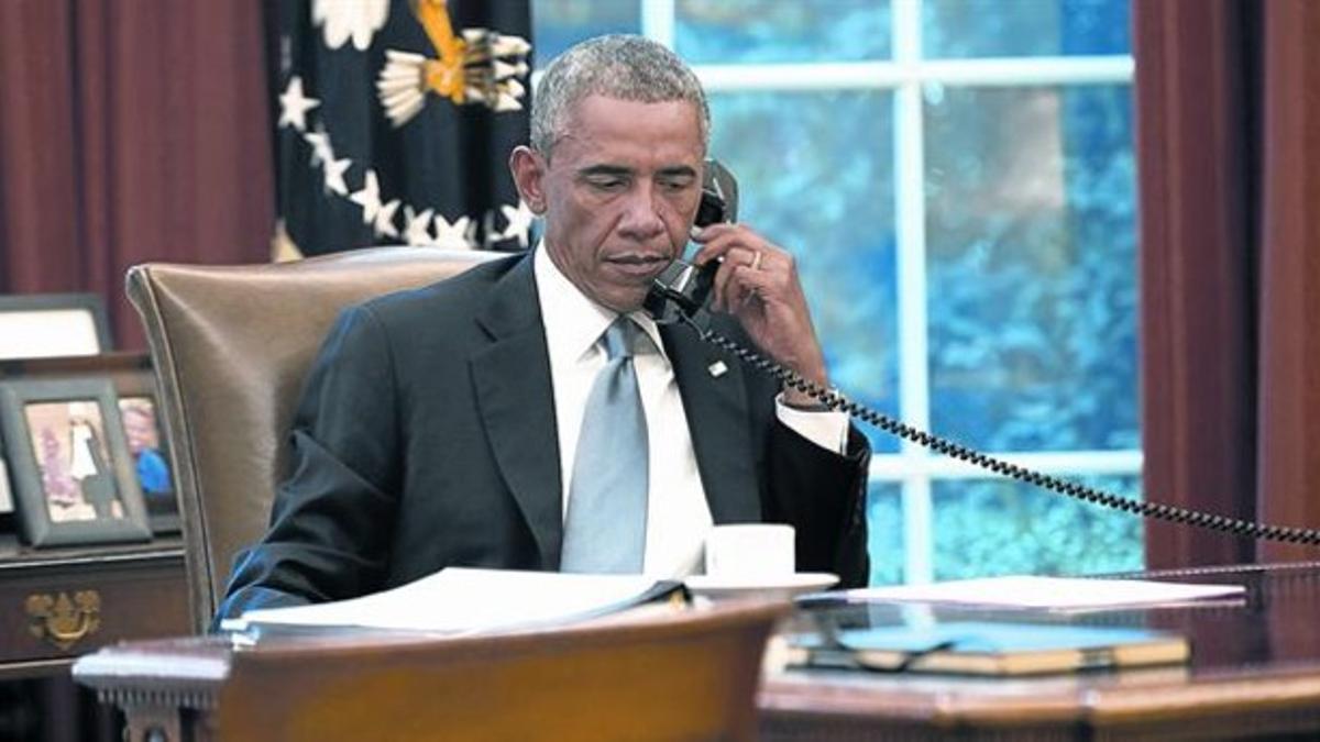 Barack Obama, hablando con el rey de Arabia Saudí, desde el despacho oval.