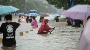 Las lluvias más copiosas en décadas dejan 18 muertos y 200.000 desplazados en el centro de China.