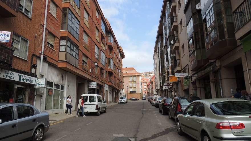 Aspecto que presentaba en la mañana de ayer la calle Renueva.