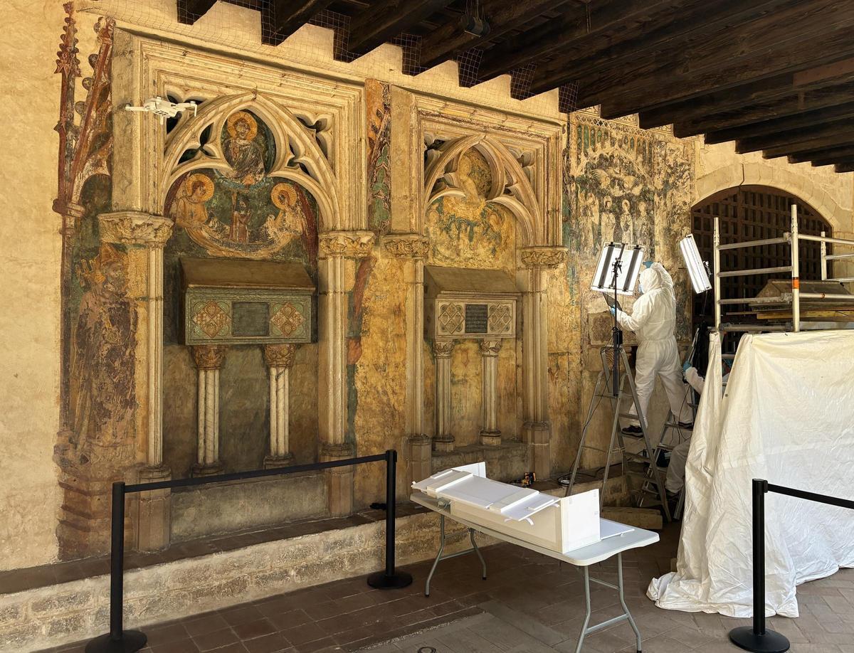 Intervención en las tumbas del monasterio de Pedralbes, en Barcelona.