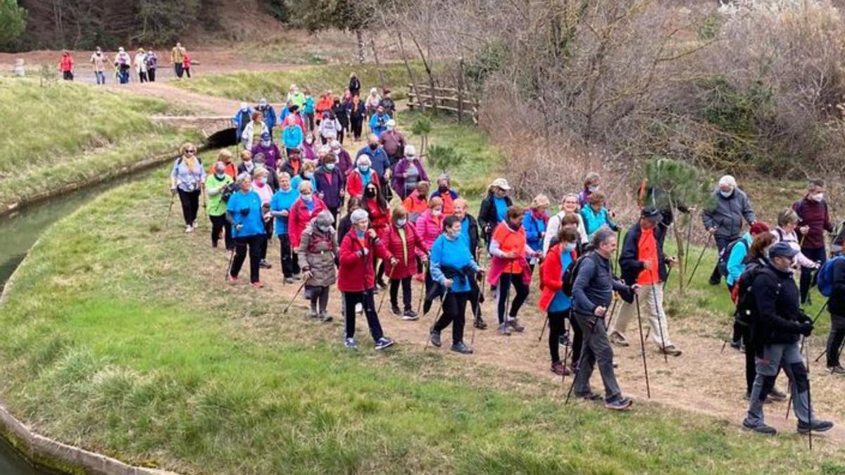 Unes cent-cinquanta persones participen en la jornada d’intercanvis del cicle de passejades de marxa nòrdica a Sallent | AJUNTAMENT DE SALLENT