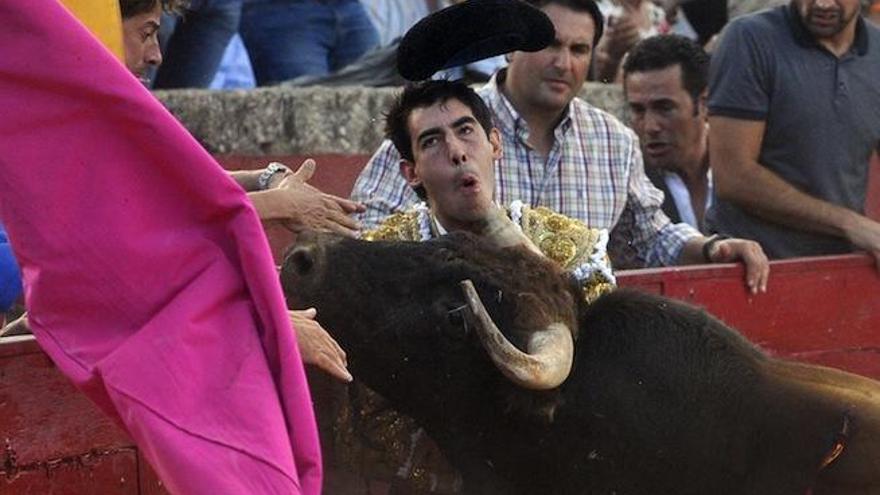 A la izquierda, la terrible cornada; a la derecha, Matías, informando del estado del diestro a familiares y miembros de la cuadrilla.