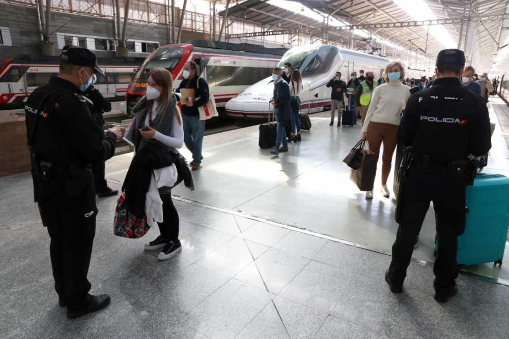 Controles policiales en la estación María Zambrano