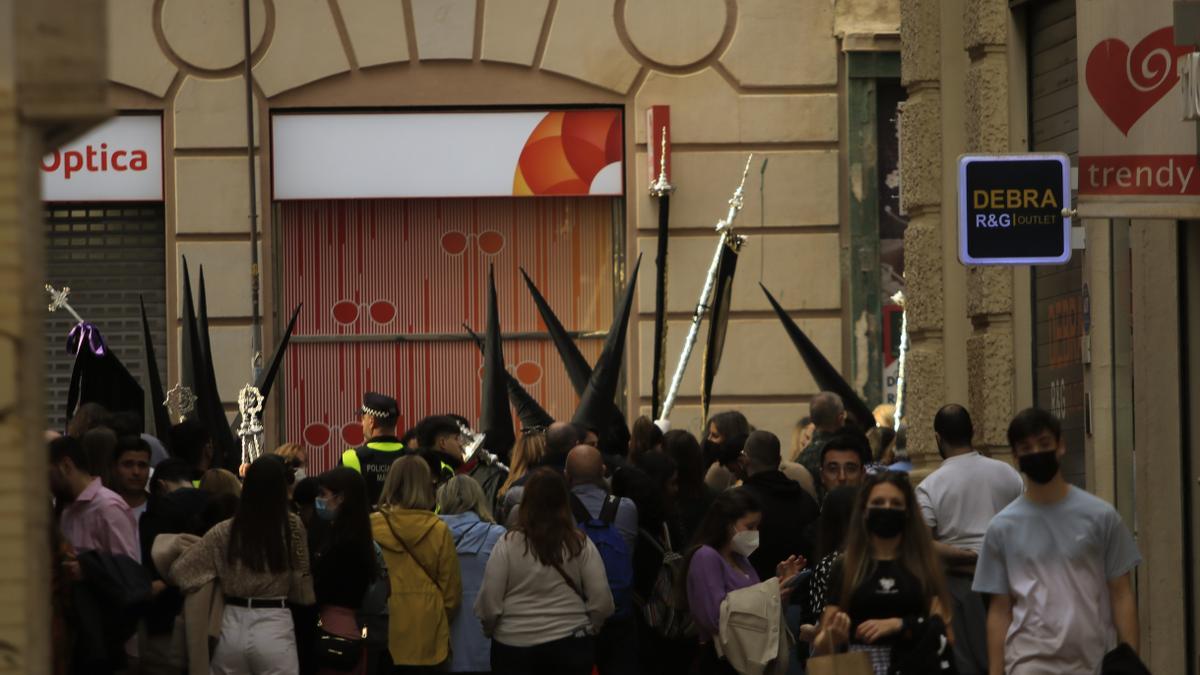 La intersección de la calle Nueva con Especería, que es parte del recorrido oficial de la Semana Santa de Málaga, por lo que varios agentes de la Policía Local cortan los accesos de la vía.