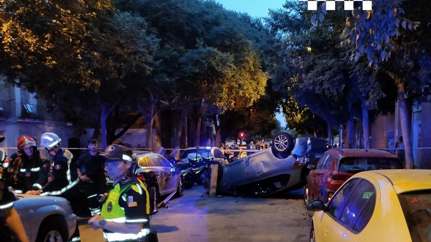 Un conductor begut perd el control del cotxe al Poblenou i impacta contra quatre turismes i una moto aparcats