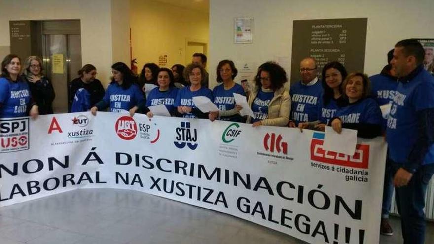 Un momento de la protesta de ayer dentro de la planta baja de los juzgados de Cangas. // Gonzalo Núñez