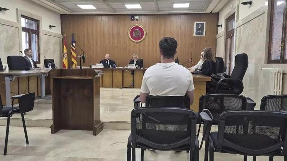 L’acusat, durant el judici a l’Audiència en què va ser absolt per la «clàusula Romeo i Julieta».