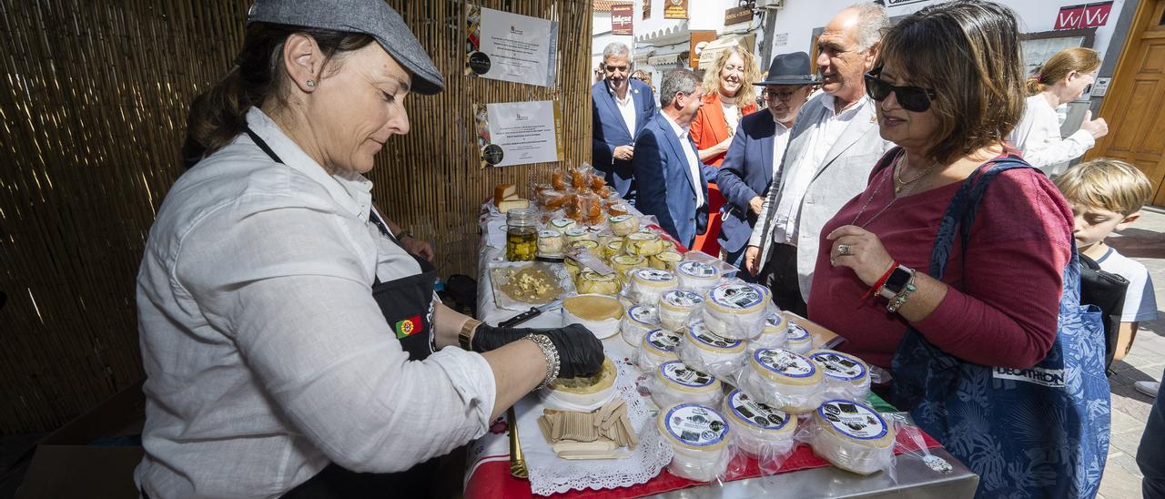 Sonia Marroyo, ganadera de Queijo Joaquim Duartes Alves, le da de probar a una de las asistentes un trozo de queso de flor portugués.