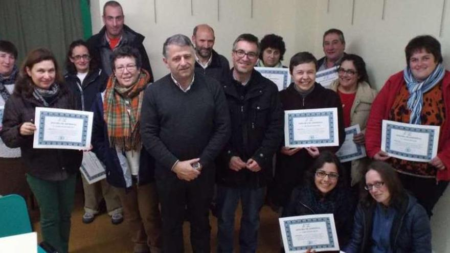 Cuiña entrega los diplomas del curso de plantas medicinales