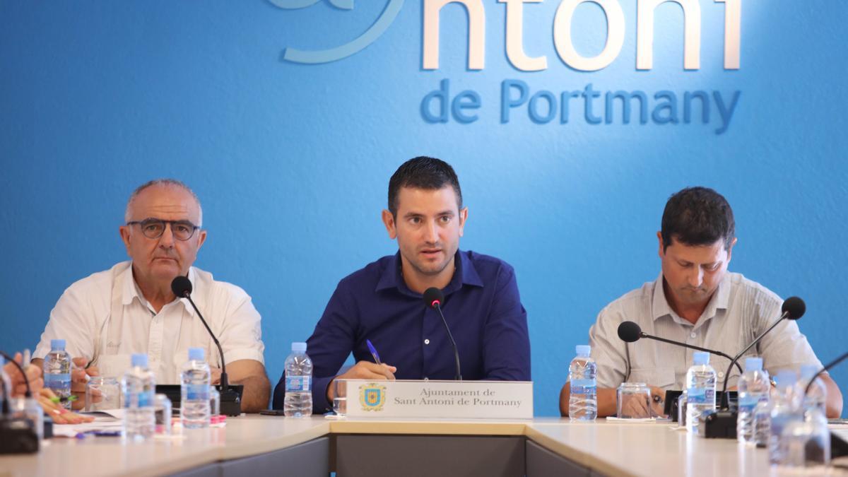 Joan Torres, Marcos Serra y José Ramón Martín en el Ayuntamiento de Sant Antoni.