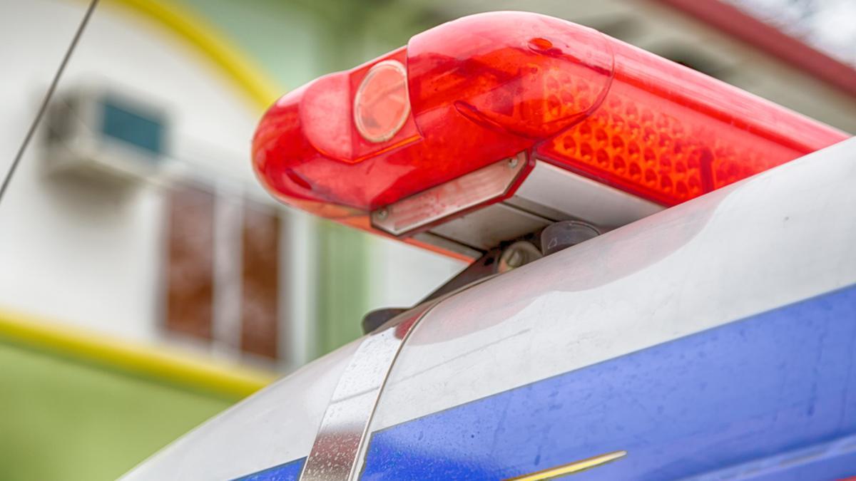 Las luces de un coche de la policía filipina.