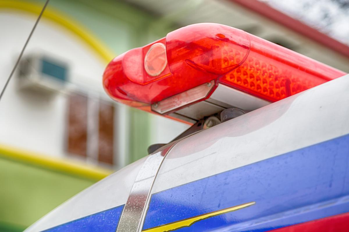 Las luces de un coche de la policía filipina.