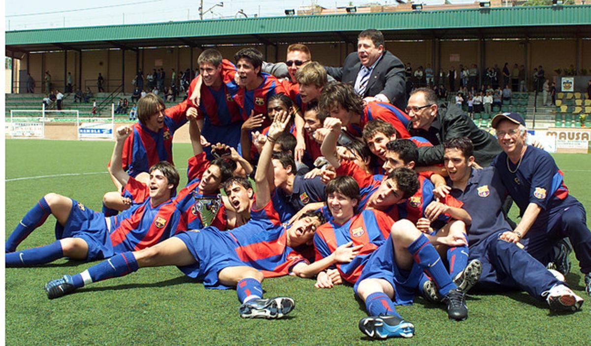L’equip cadet del Barça celebra un triomf amb tres jugadores que faran història: Messi, Fàbregas i Piqué. Any 2003.
