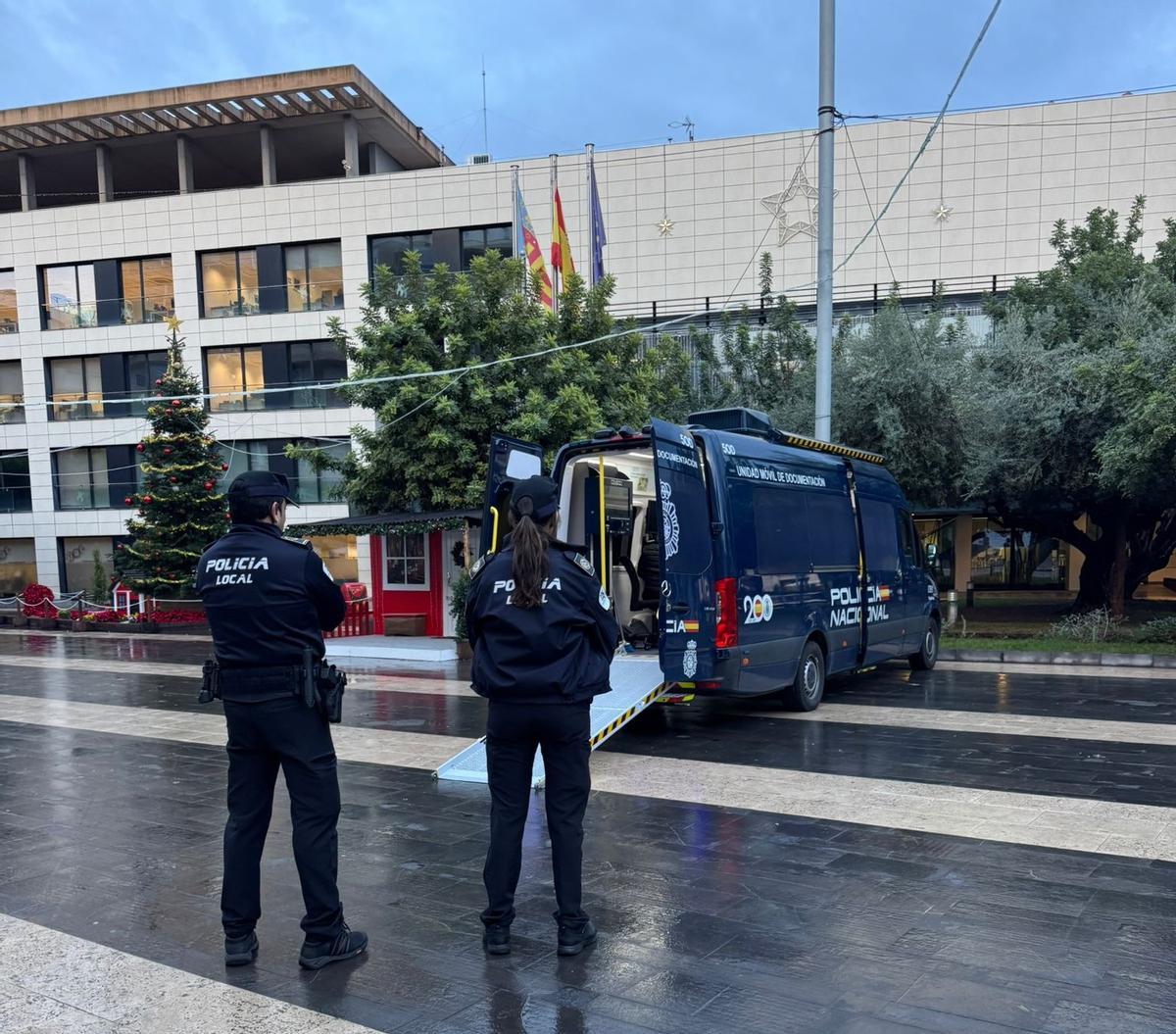 Una unidad móvil de la Policía Nacional se desplaza hasta Almassora para facilitar a la ciudadanía esta tramitación.