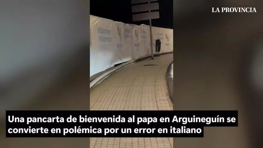 Una pancarta de bienvenida al papa en Arguineguín se convierte en polémica por un error en italiano