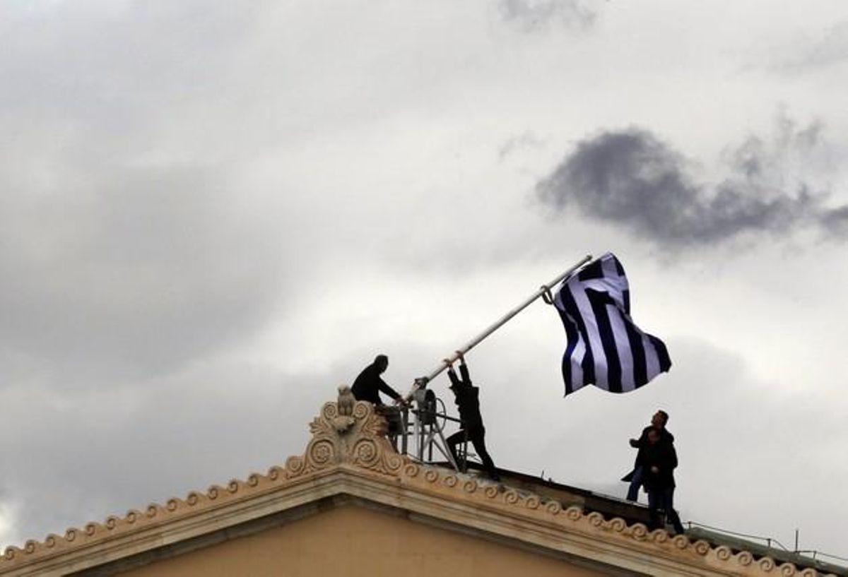 Empleados del Parlamento Griego reemplazan la bandera.