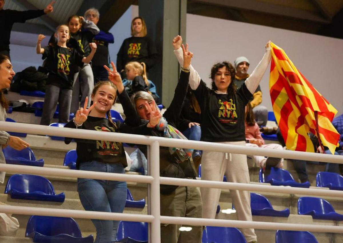 Aficionadas de la selección catalana, en Sanxenxo. |   // FDV