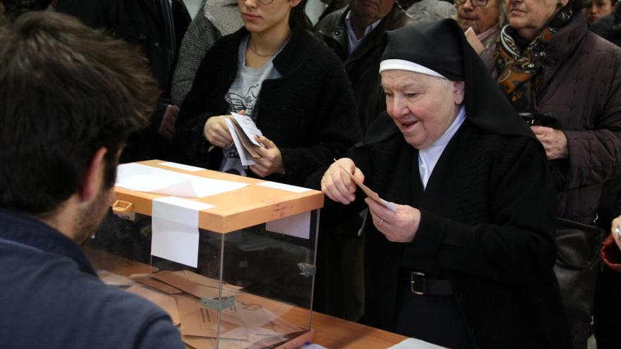Una monja exercint el seu dret a vot