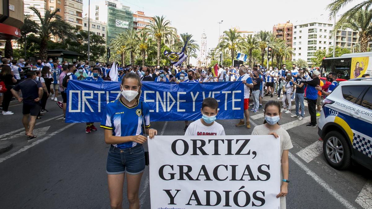 La afición del Hércules protesta por la mala situación del club