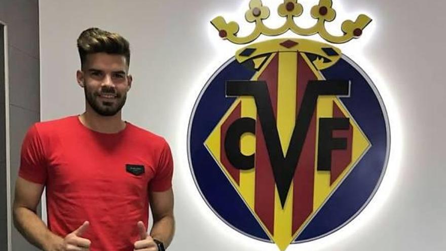 Carlos Blanco ya posa con el escudo del Villarreal y se une al filial.