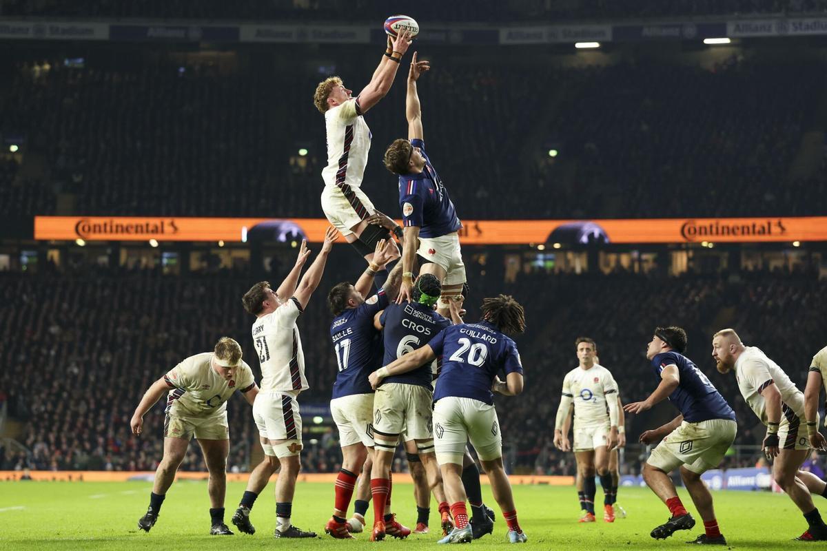 Ollie Chessum conquista una touch con Inglaterra en un partido del Seis Naciones