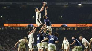 Ollie Chessum conquista una touch con Inglaterra en un partido del Seis Naciones 