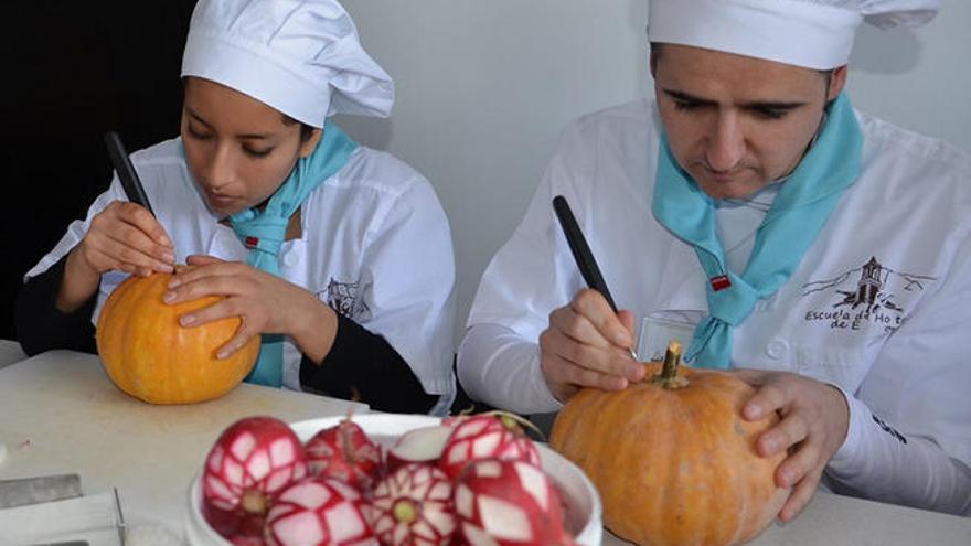 Un grupo de alumnos participa en un taller de decoración de frutas y verduras en la escuela de hostelería.