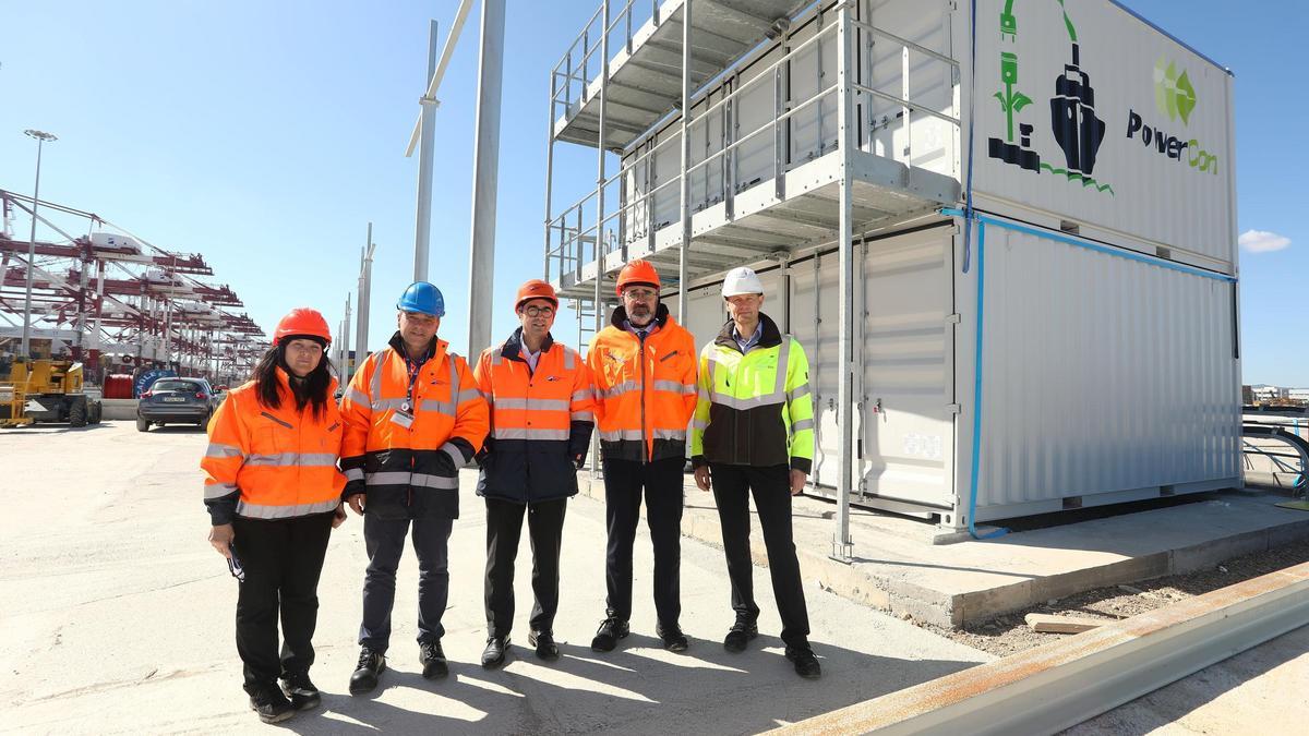 Representantes del Port de Barcelona, Hutchison y la empresa suministradora del primer OPS para electrificar la terminal Best y servir a portacontedores.