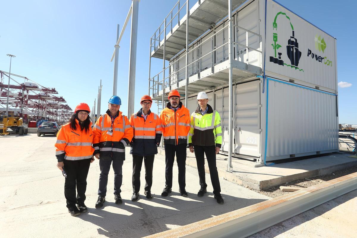 Representantes del Port de Barcelona, Hutchison y la empresa suministradora del primer OPS para electrificar la terminal Best y servir a portacontedores.