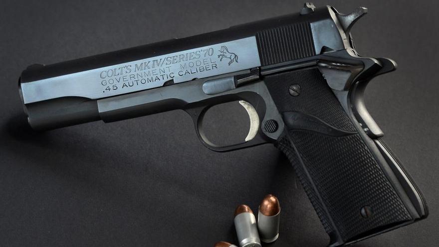 Una pistola Colt Mak IV Government model, calibre 45.