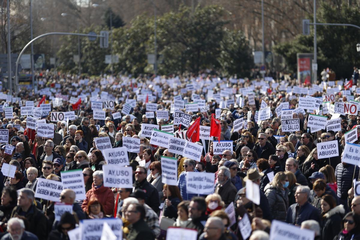 MADRID, 12/02/2023.- Manifestación en defensa de la sanidad pública convocada este domingo en Madrid. EFE/Rodrigo Jiménez