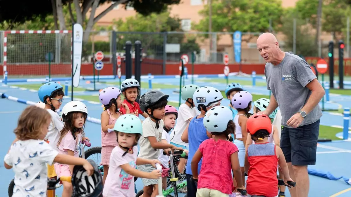 Stop, semáforo y casco: así aprenden a circular los más pequeños en Ibiza