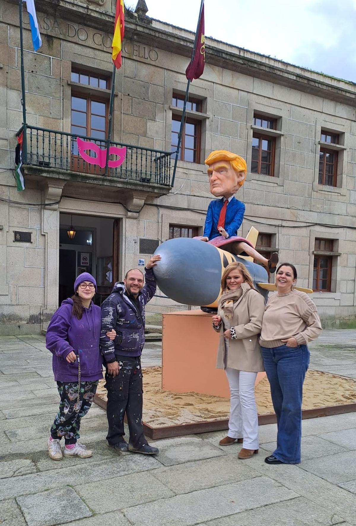 a alcaldesa de Redondela, Digna Rivas, e a concelleira de Cultura, Rita Pérez Táboas, con Rubén Casal e Carmen Filgueira, artistas locais autores do Meco.