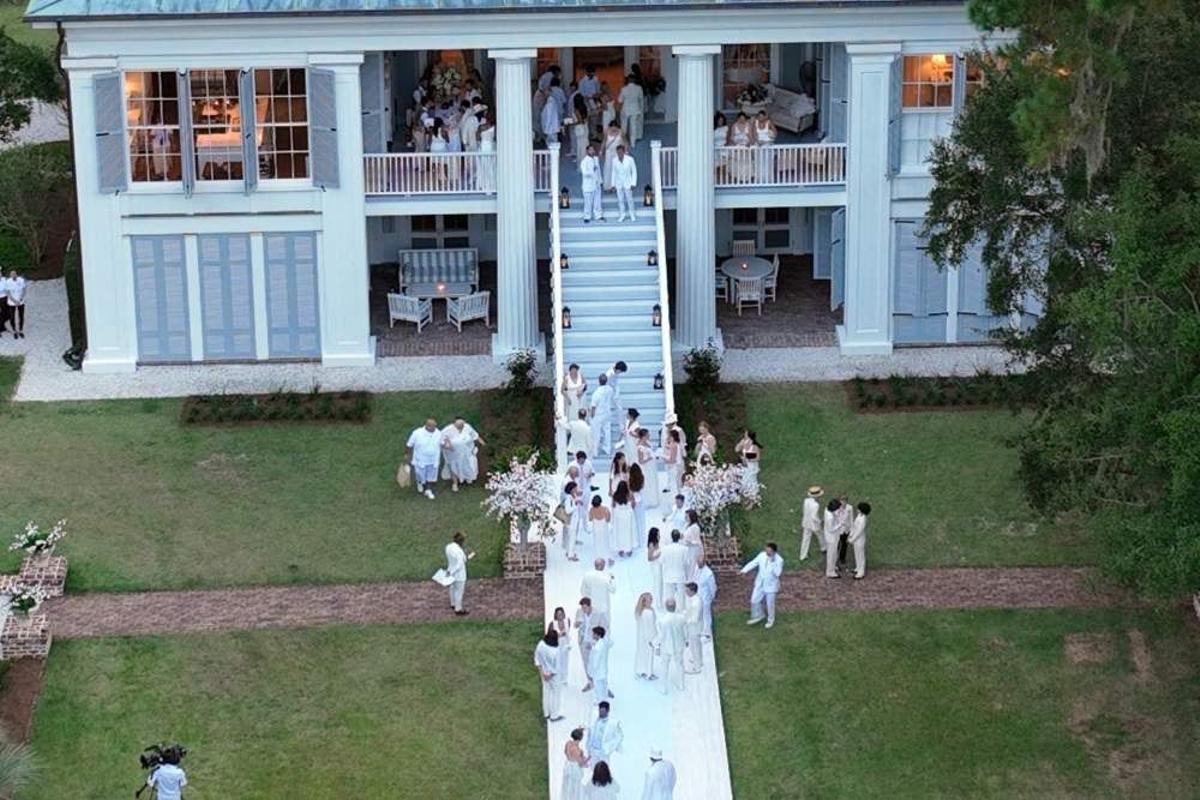 Invitados en la boda: todos de blanco