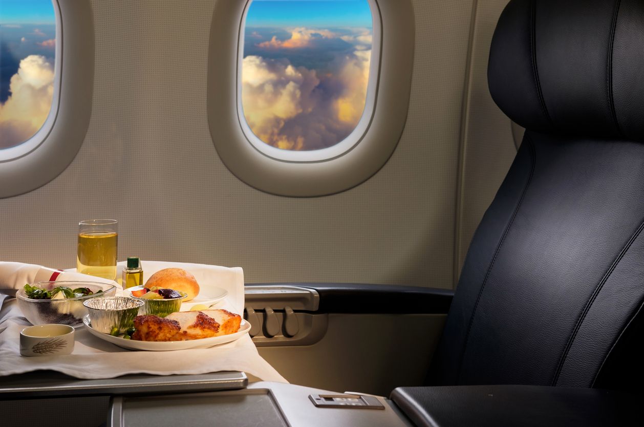 Descubre cómo ahorrar y comer por poco dinero si viajas en avión.