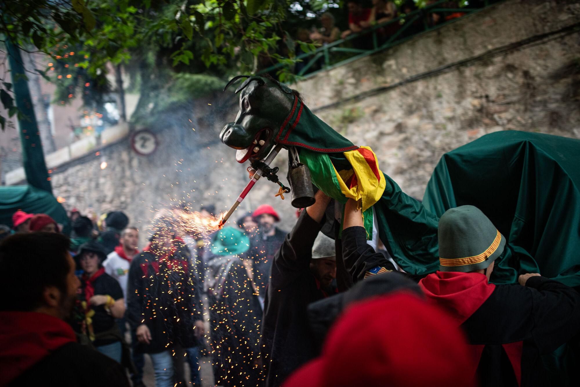 Les millors fotos dels primers salts del passacarrers de la Patum 2025