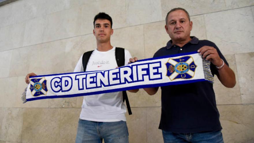 Álex Bermejo fue recibido ayer en el aeropuerto de Los Rodeos por Toño Hernández, componente de la secretaría técnica del club y segundo jugador con más partidos en la historia del equipo blanquiazul.