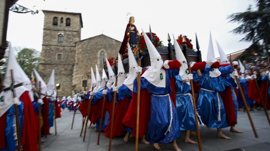 Los &quot;sanjuaninos&quot; con el paso de San Juan Evangelista.