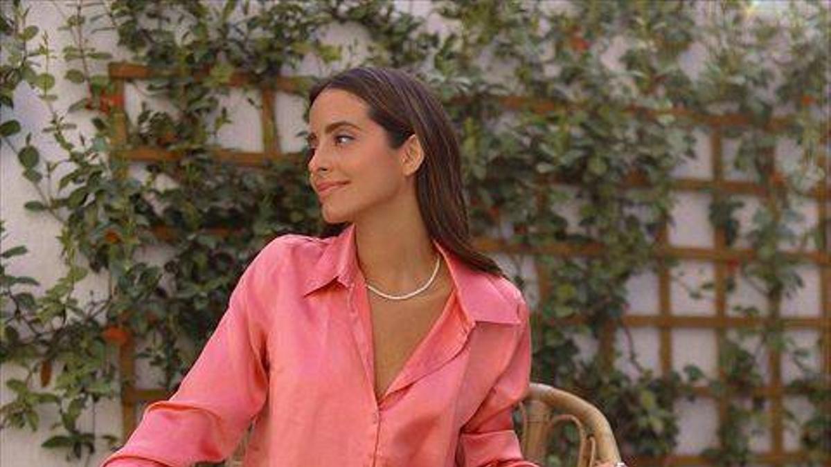 María Fernández Rubíes con camisa rosa