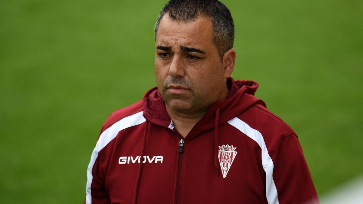 El técnico del Córdoba CF, Germán Crespo, este sábado, en el Estadio Ciudad de Lepe ante el San Roque.