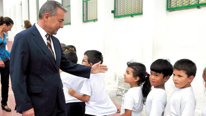 El presidente del Gobierno de Canarias, Paulino Rivero, y la consejera de Educación, Milagros Luis Brito, visitaron el colegio Benito Méndez Tarajano de Arrecife.