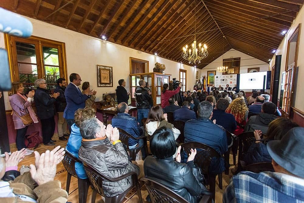 Dos personajes del pasado recrean la Ruta del Vino de Gran Canaria