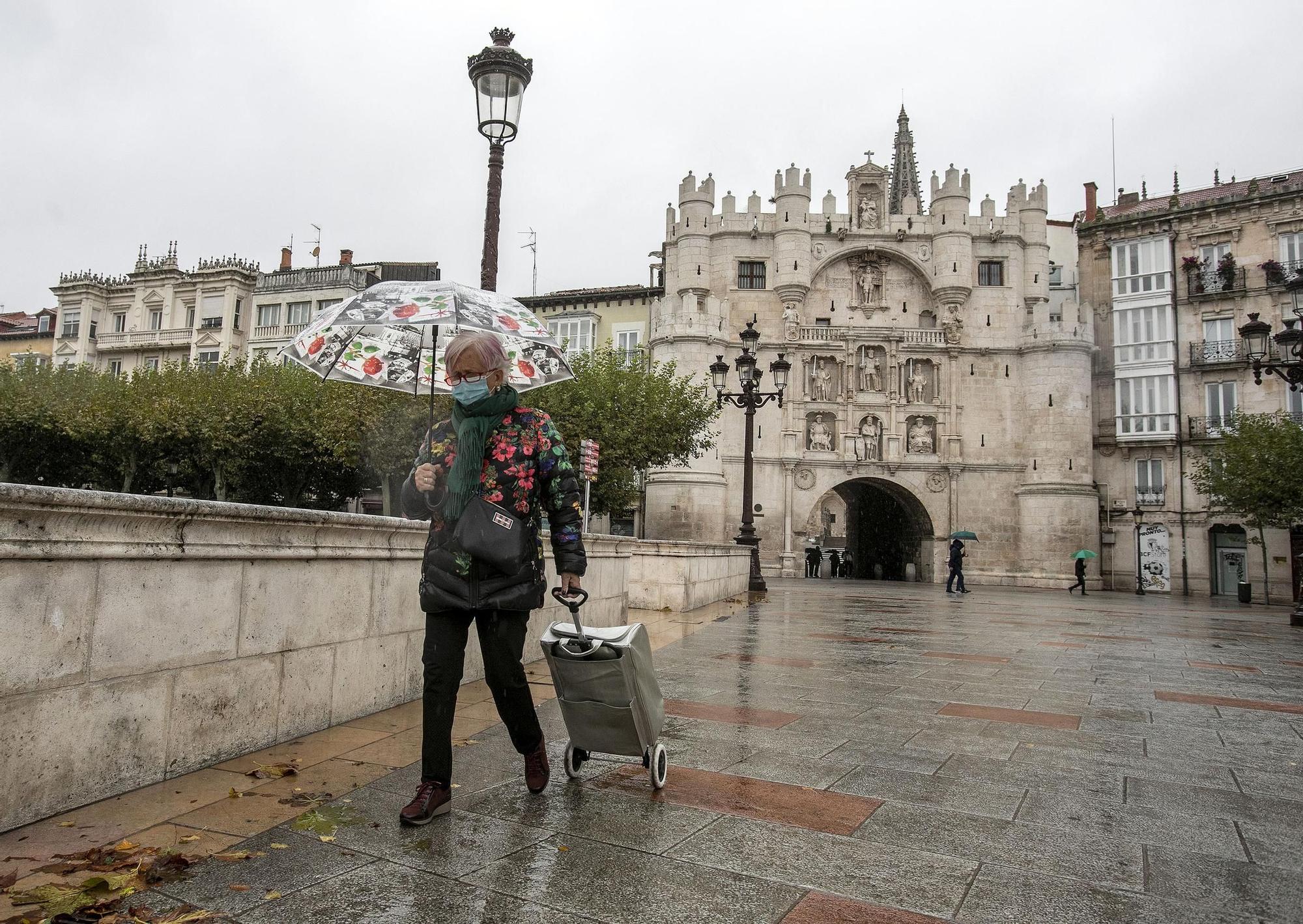 Largas colas y retenciones en las entradas a Burgos en el primer día de confinamiento