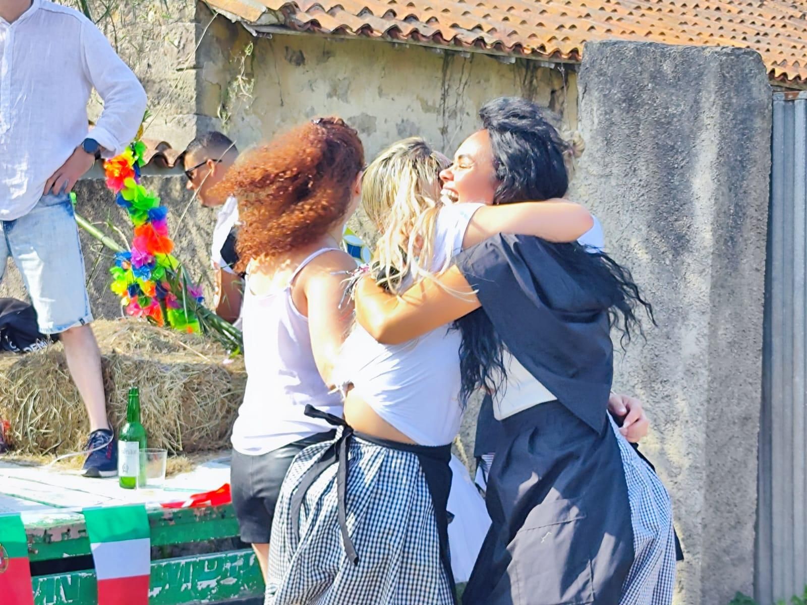 Quintueles, un derroche de color por San Bartolomé: así ha sido el desfile de carrozas