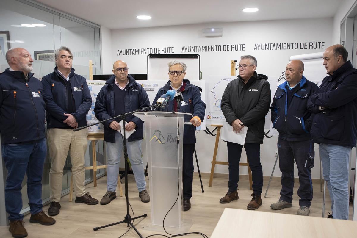 Salvador Fuentes, con los alcaldes, responsables de Emporoacsa y técnicos, en la rueda de prensa.