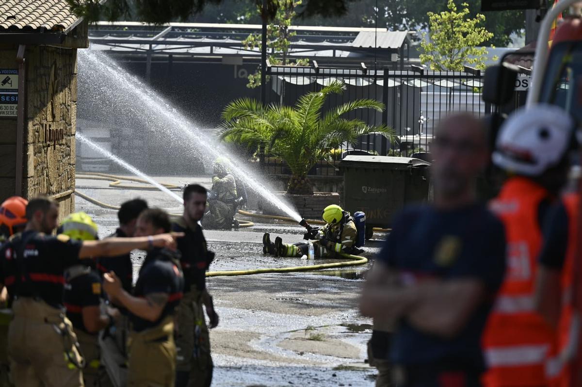 En imágenes | Un incendio calcina el restaurante La Junquera de Zaragoza