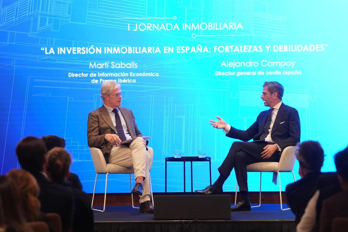 De izquierda a derecha: Martí Saballs, director de Información Económica de Prensa Ibérica, y Alejandro Campoy, director general de Savills España